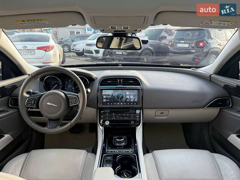 Седан Jaguar XE 2016 в Киеве