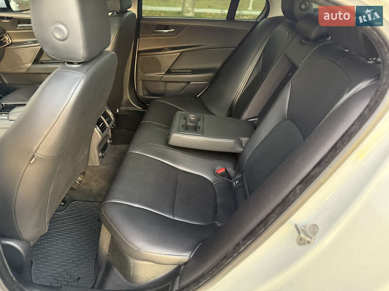 Седан Jaguar XE 2018 в Мукачевому