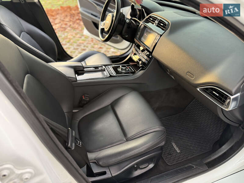 Седан Jaguar XE 2018 в Мукачевому