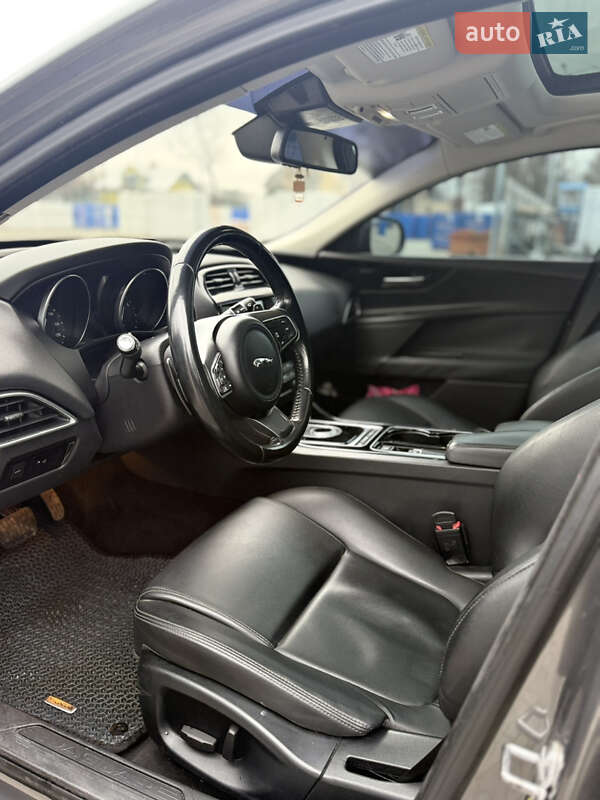 Седан Jaguar XE 2016 в Коломиї
