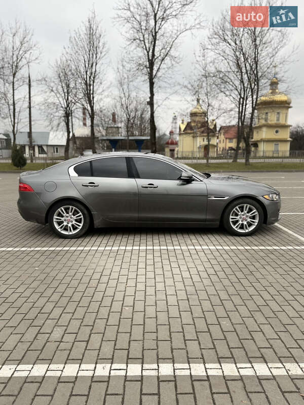 Седан Jaguar XE 2016 в Коломиї