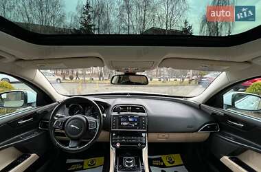 Седан Jaguar XE 2016 в Львові