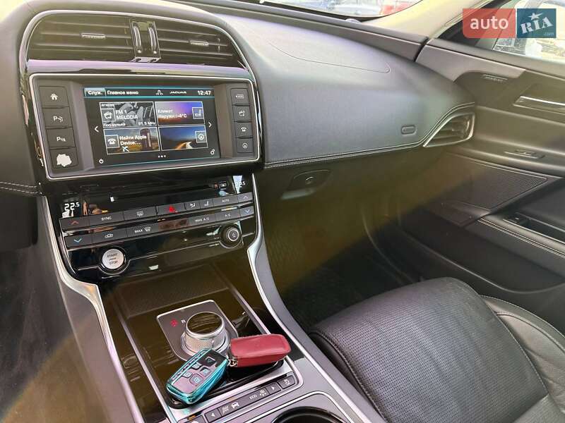 Седан Jaguar XE 2015 в Львове