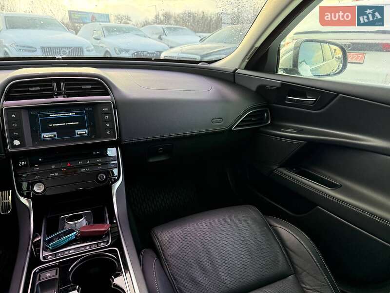 Седан Jaguar XE 2015 в Львове