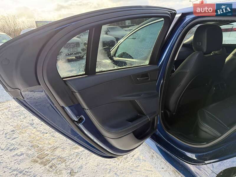 Седан Jaguar XE 2015 в Львове