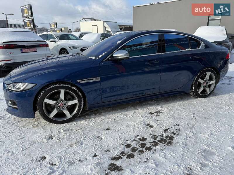Седан Jaguar XE 2015 в Львове