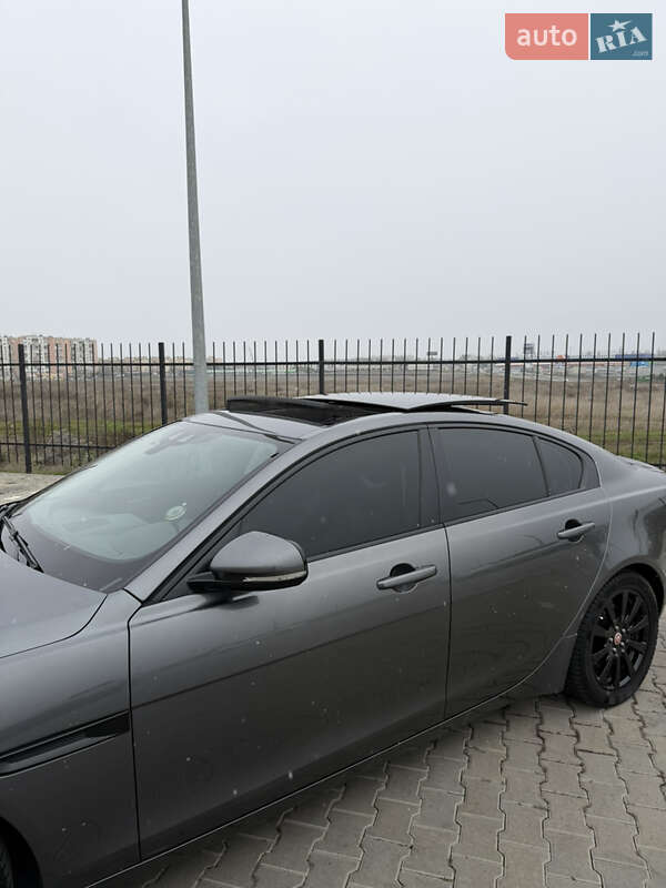 Седан Jaguar XE 2015 в Одесі