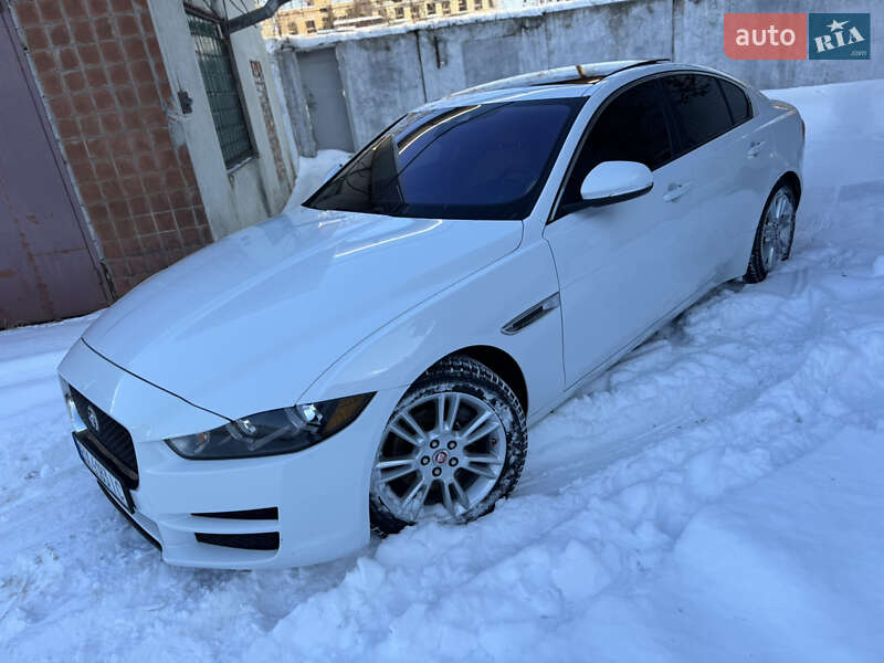 Седан Jaguar XE 2016 в Ивано-Франковске