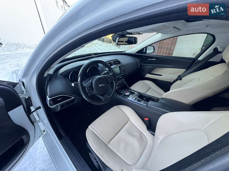 Седан Jaguar XE 2016 в Ивано-Франковске