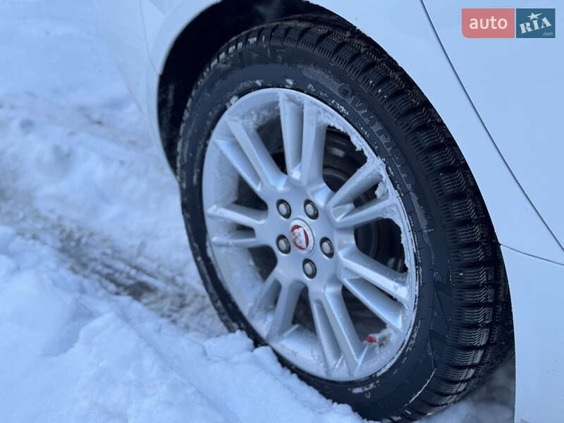 Седан Jaguar XE 2016 в Ивано-Франковске