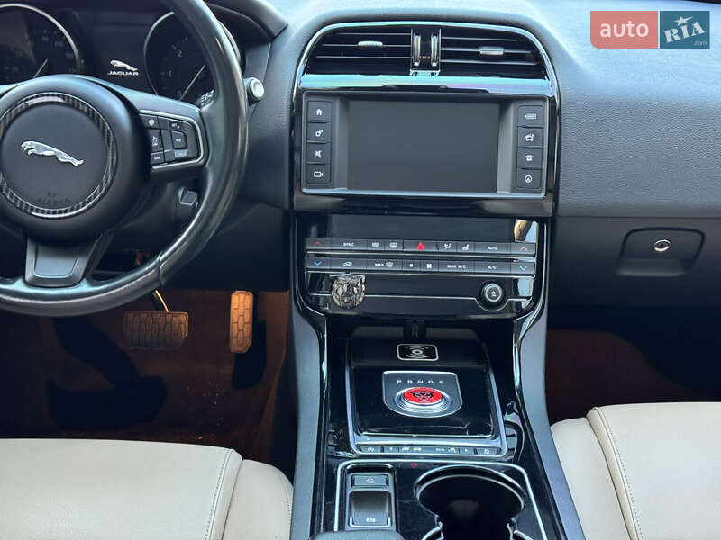 Седан Jaguar XE 2016 в Ивано-Франковске