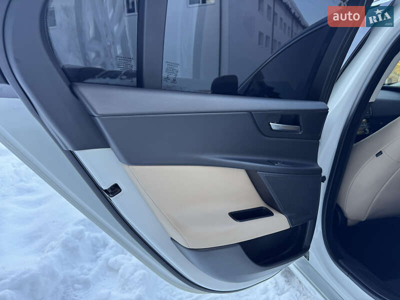 Седан Jaguar XE 2016 в Ивано-Франковске