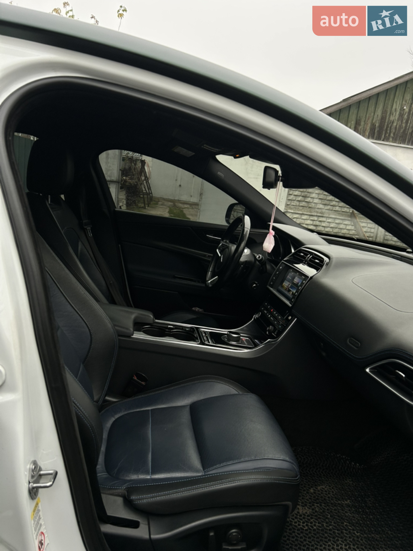 2017 Jaguar XE - мініатюра 18