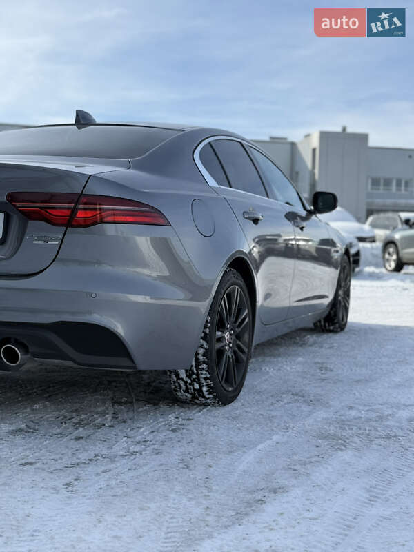 Седан Jaguar XE 2020 в Львове