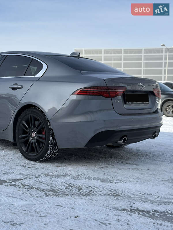 Седан Jaguar XE 2020 в Львове