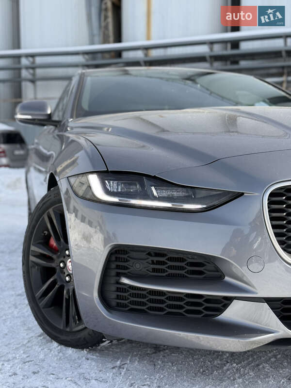 Седан Jaguar XE 2020 в Львове