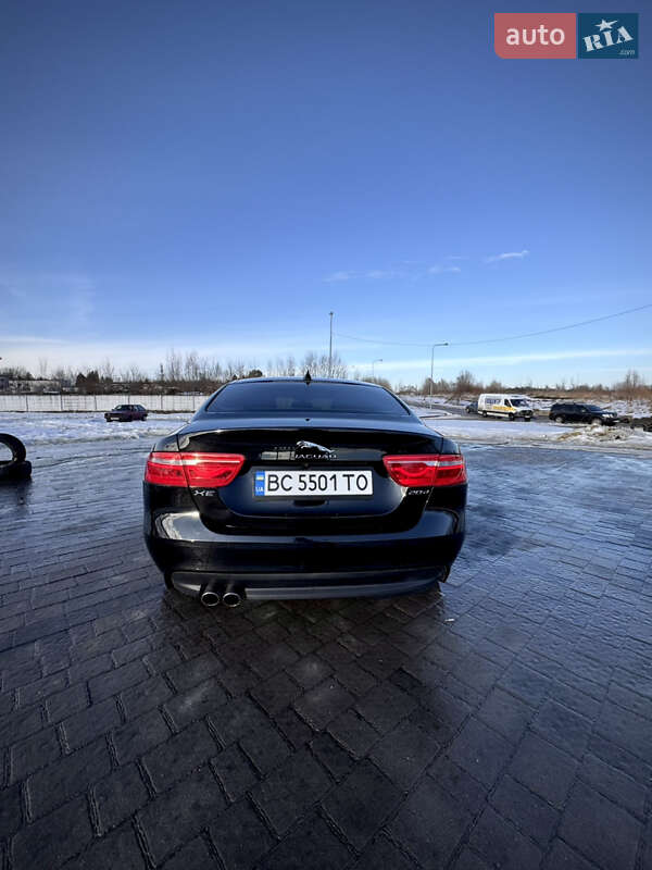 Седан Jaguar XE 2016 в Львове