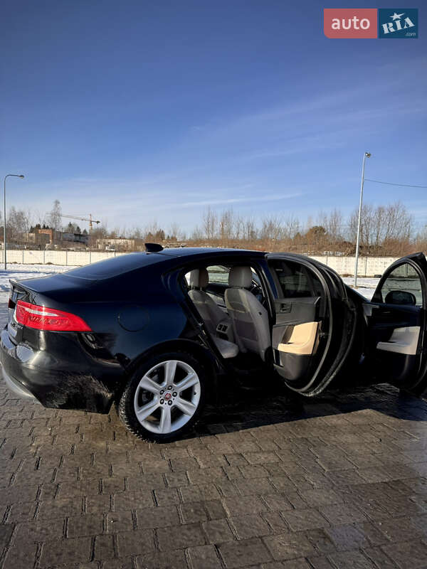 Седан Jaguar XE 2016 в Львове