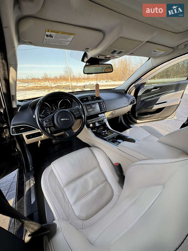 Седан Jaguar XE 2016 в Львове