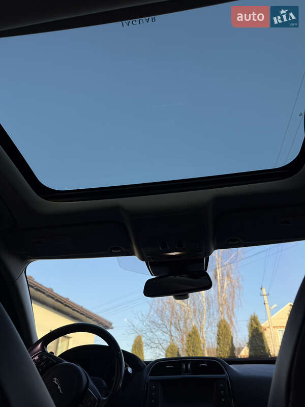 Седан Jaguar XE 2016 в Виннице