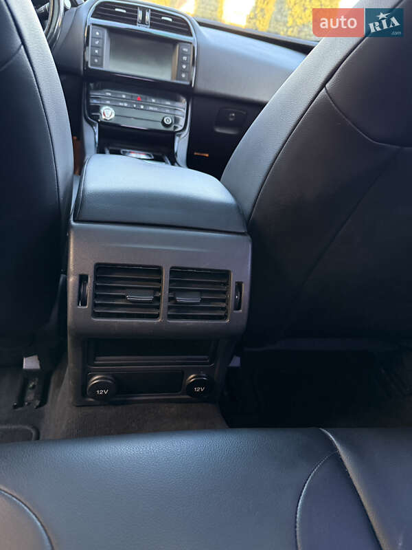 Седан Jaguar XE 2016 в Виннице