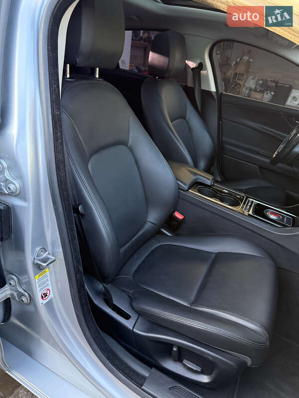 Седан Jaguar XE 2016 в Виннице