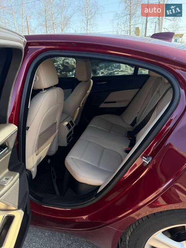 Седан Jaguar XE 2017 в Житомирі