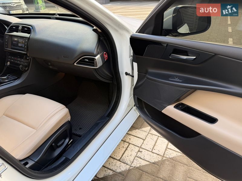 Седан Jaguar XE 2016 в Киеве