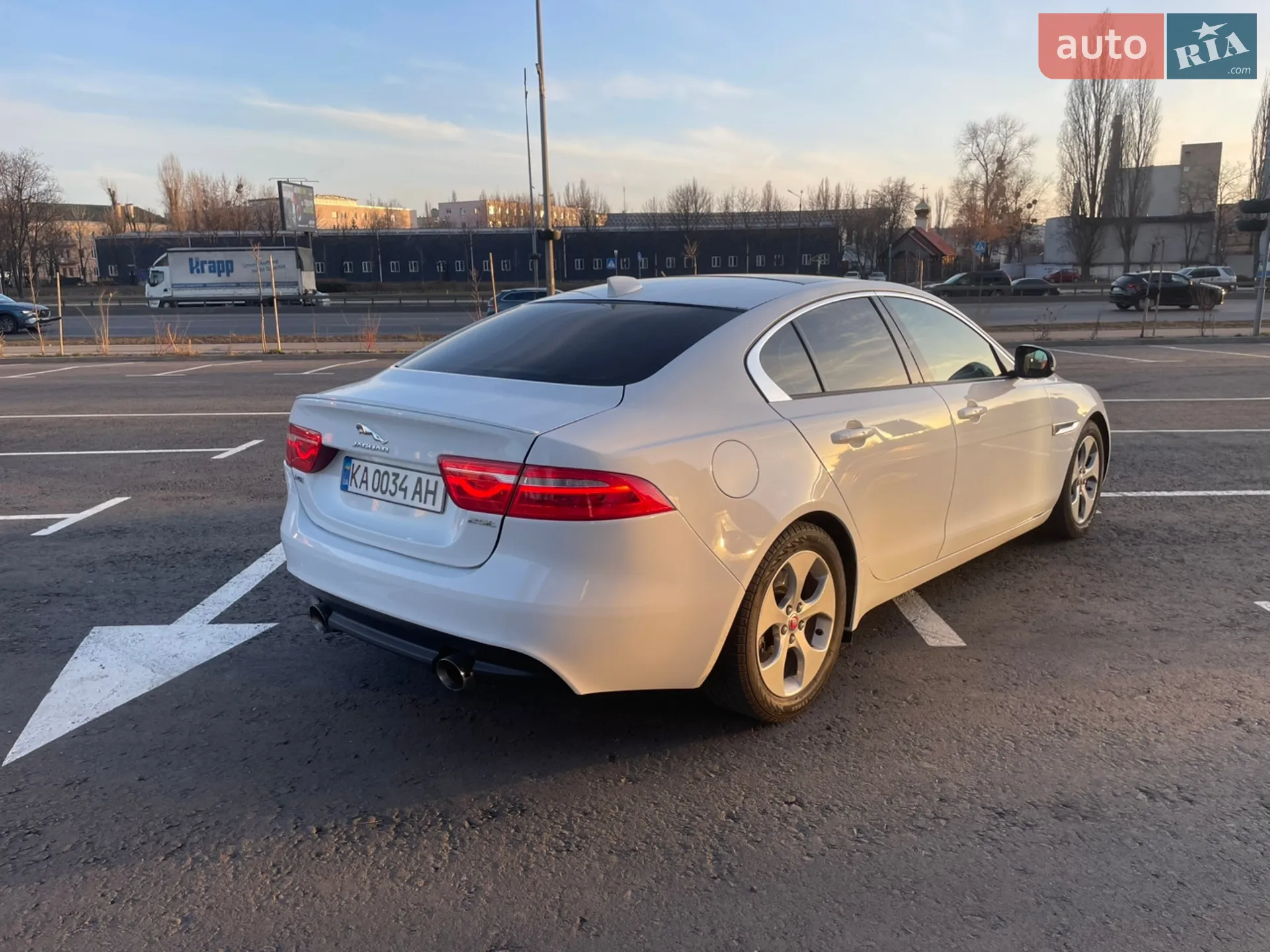 2017 Jaguar XE - мініатюра 4