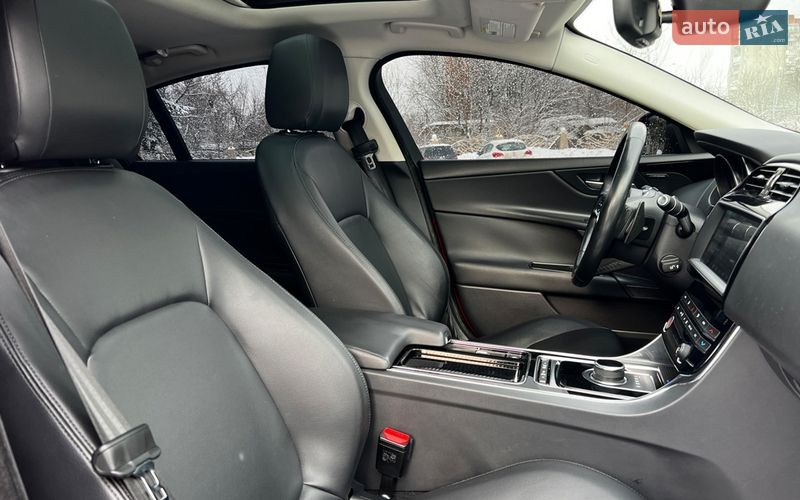 Седан Jaguar XE 2018 в Львове