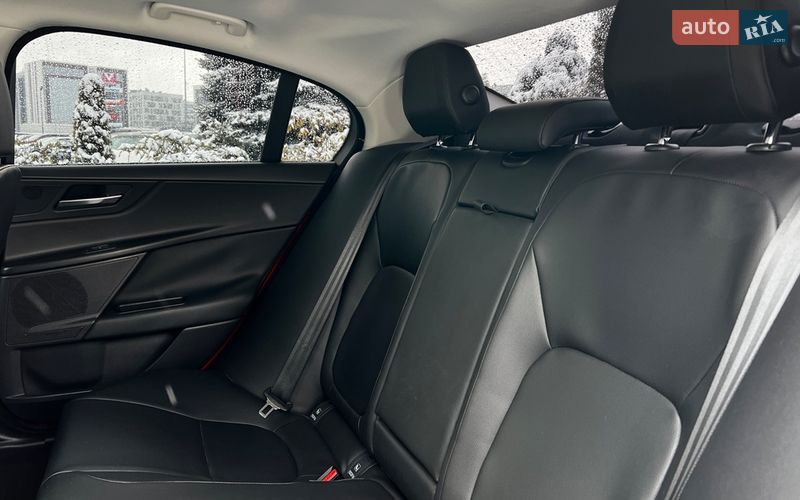 Седан Jaguar XE 2018 в Львове
