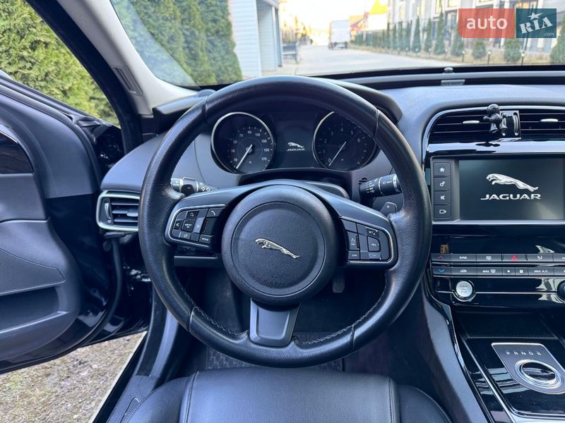 Седан Jaguar XE 2016 в Черновцах