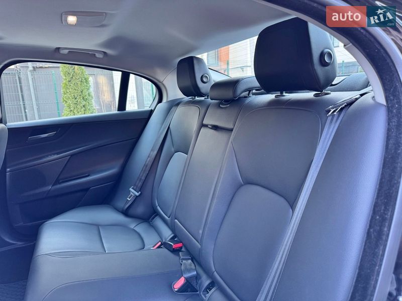 Седан Jaguar XE 2016 в Черновцах
