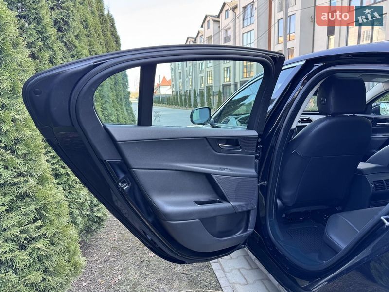 Седан Jaguar XE 2016 в Черновцах