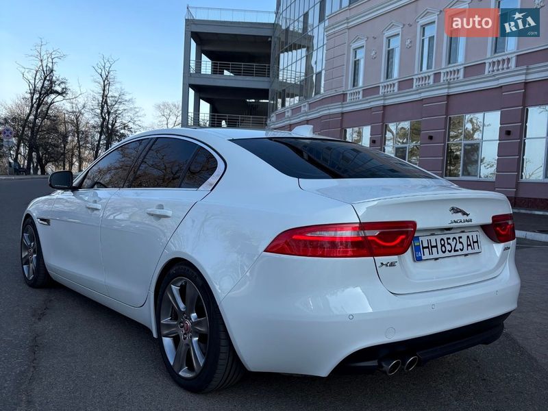 Седан Jaguar XE 2017 в Одесі