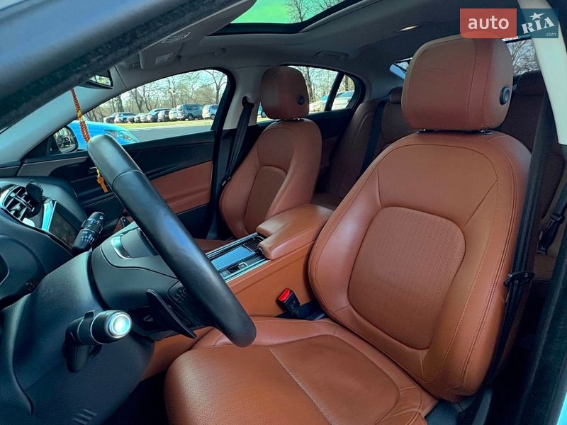 Седан Jaguar XE 2017 в Одесі