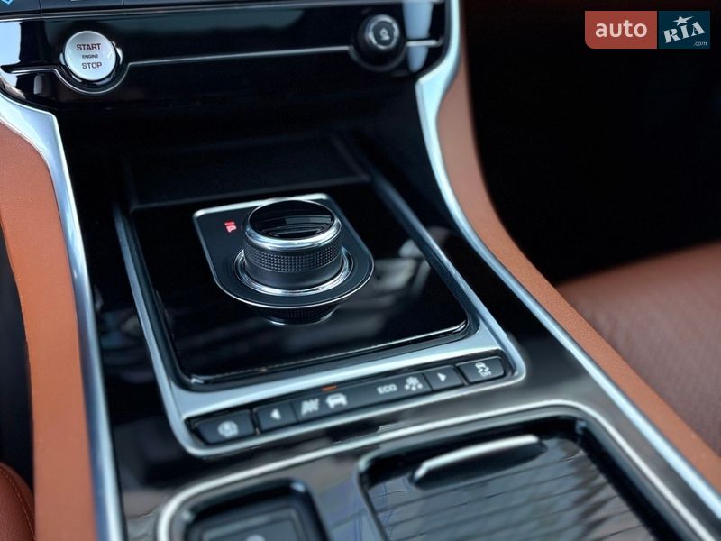 Седан Jaguar XE 2017 в Одесі