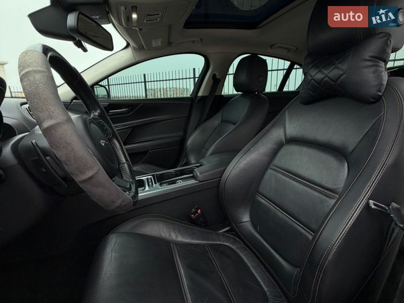 Седан Jaguar XE 2015 в Одесі