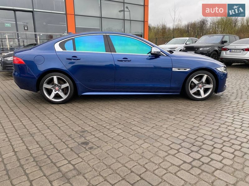Седан Jaguar XE 2015 в Львові