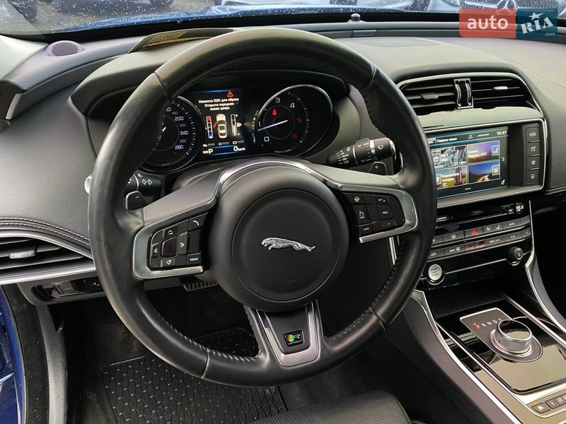 Седан Jaguar XE 2015 в Львові