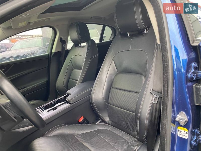 Седан Jaguar XE 2015 в Львові