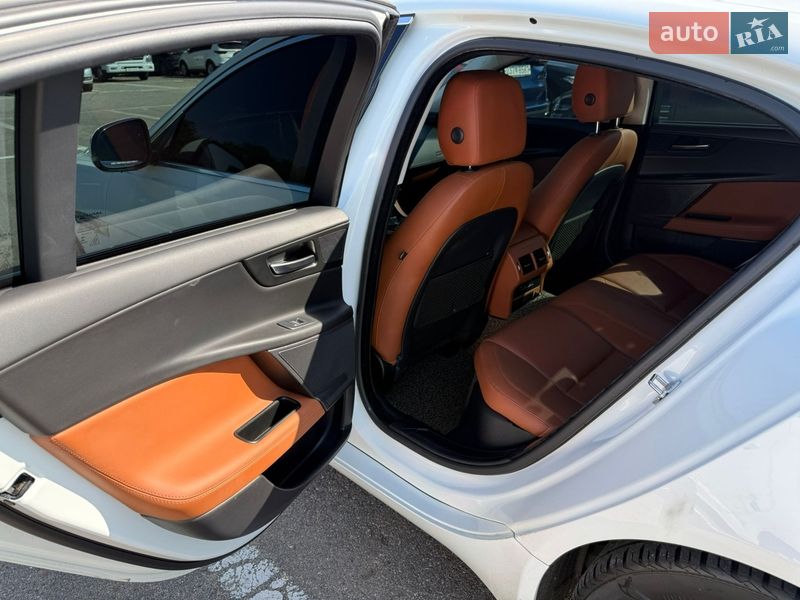 Седан Jaguar XE 2015 в Києві