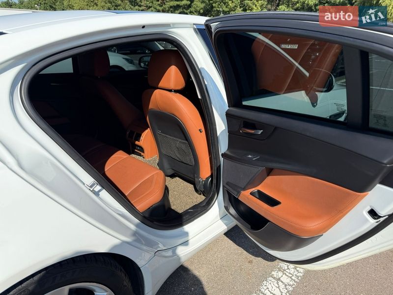 Седан Jaguar XE 2015 в Києві