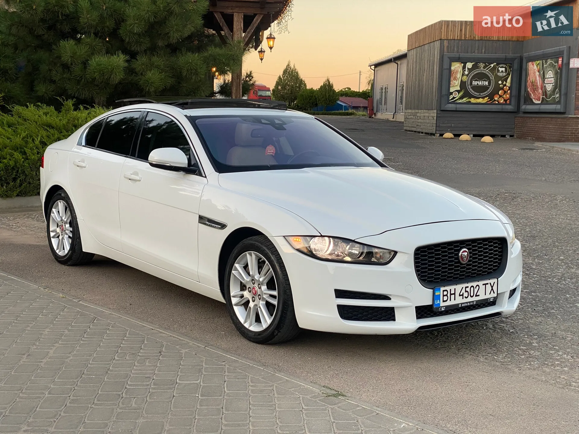 2016 Jaguar XE - мініатюра 3