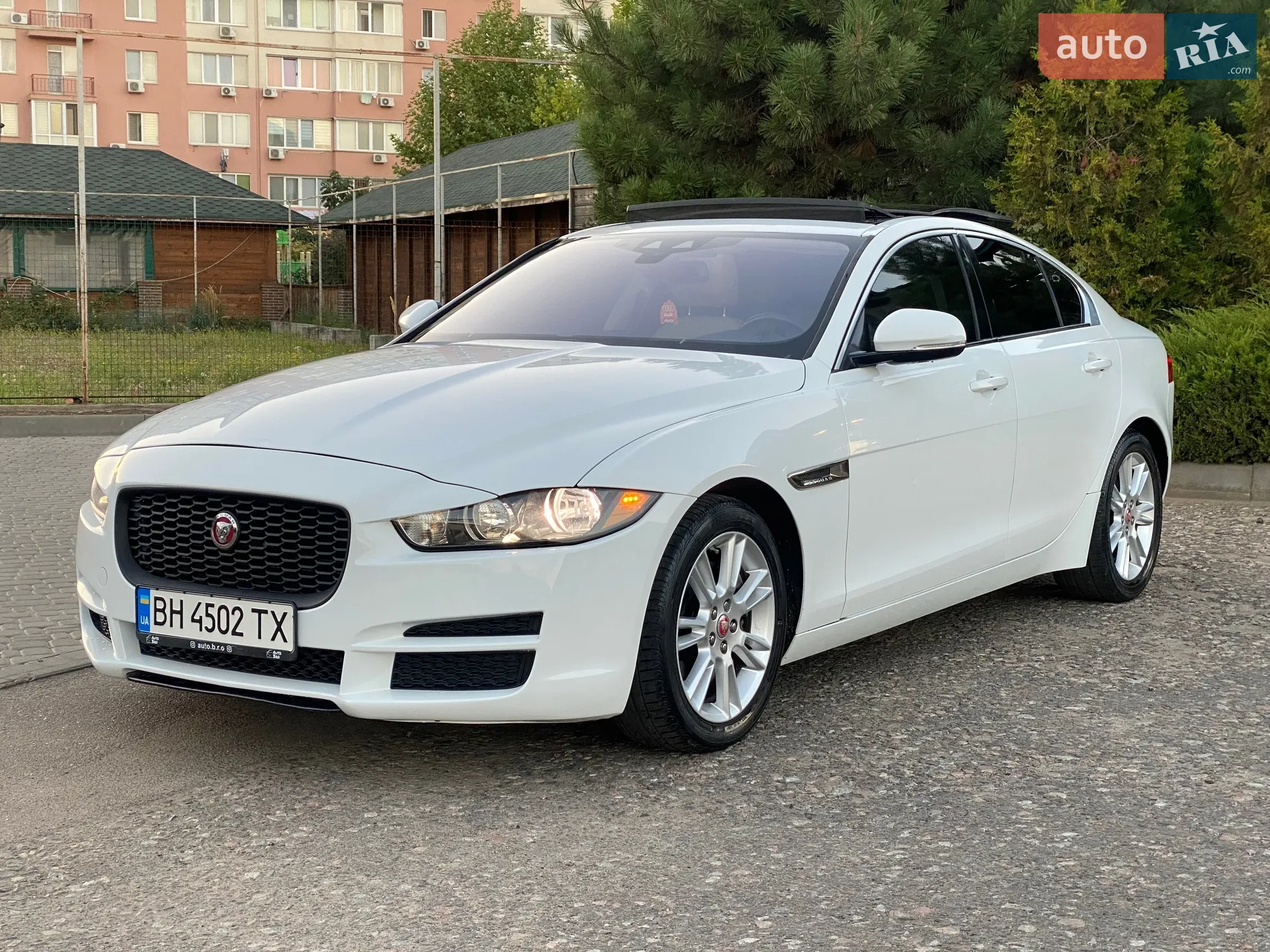2016 Jaguar XE - мініатюра 4