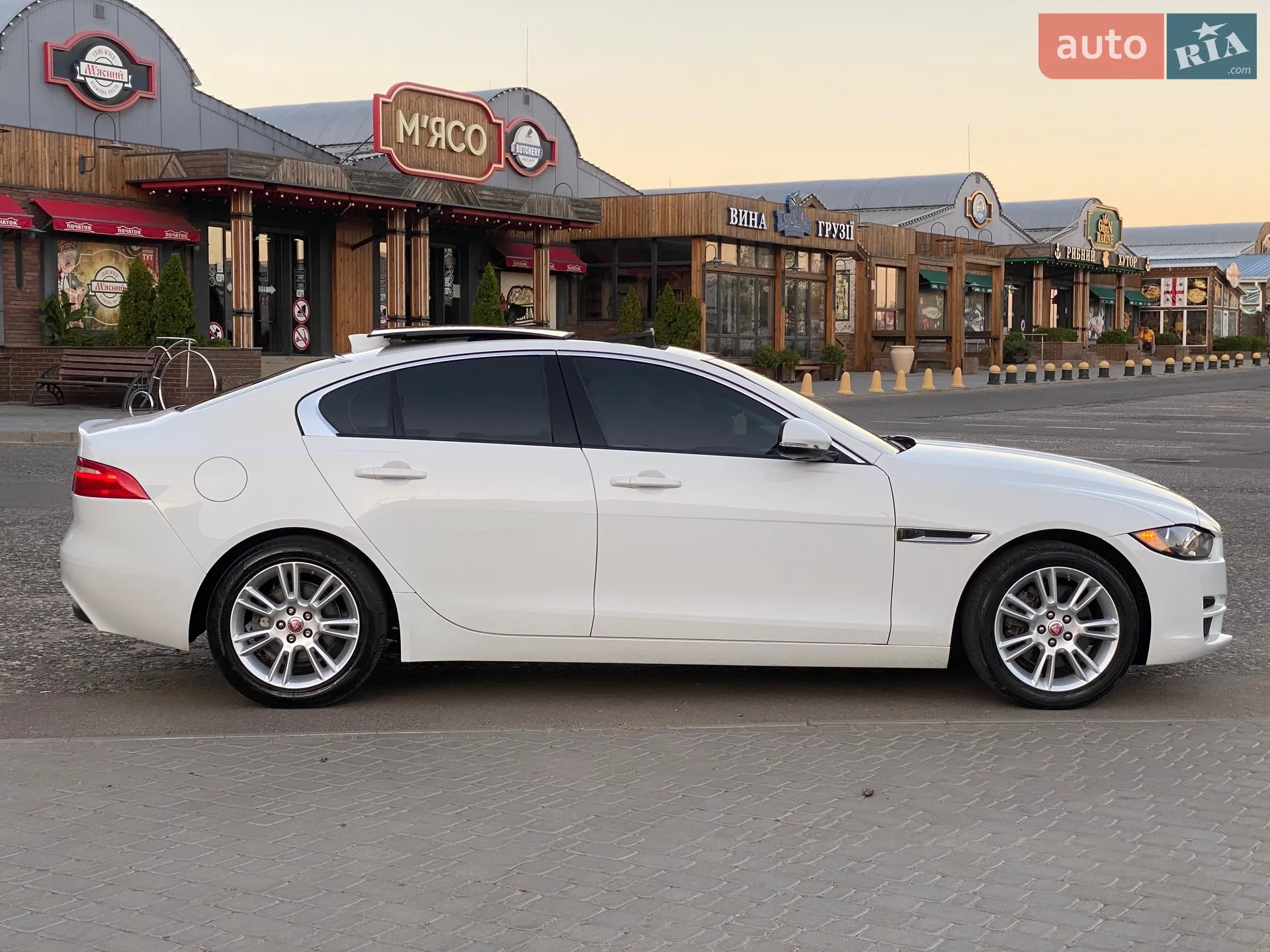 2016 Jaguar XE - мініатюра 8