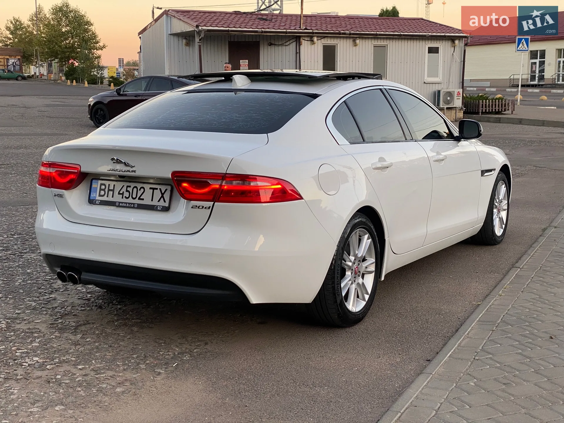 2016 Jaguar XE - мініатюра 9