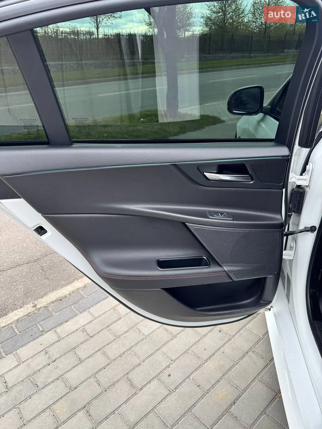 2015 Jaguar XE - мініатюра 26