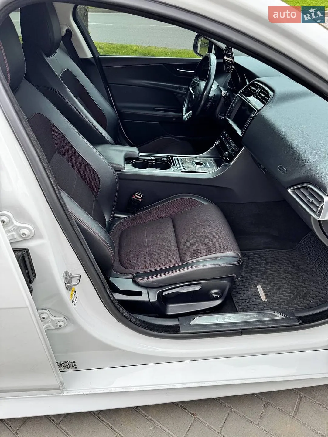2015 Jaguar XE - мініатюра 23