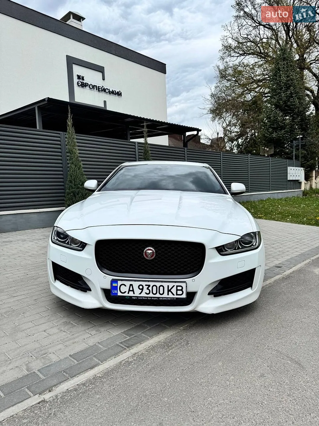 2015 Jaguar XE - мініатюра 3